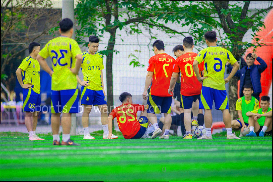 球场俯拍画面叠加赛程阶段分区色块，沿对角线方向划分区域